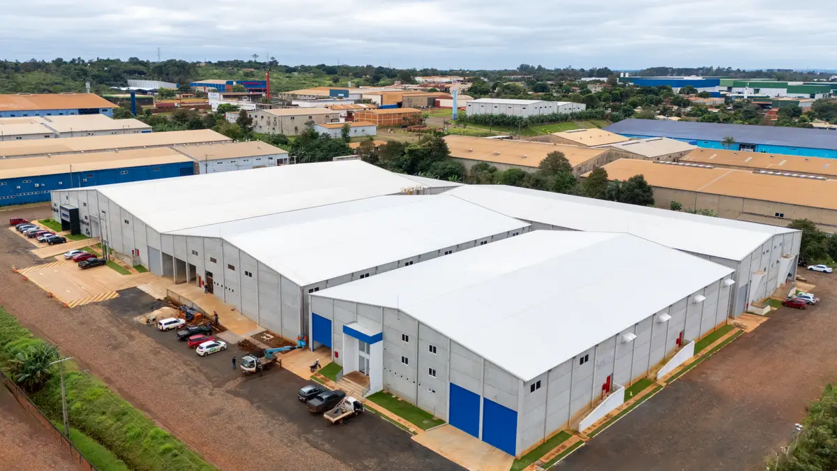 Vista aérea de galpão industrial de grande porte construído pela Viaplan no Alto Paraná, Paraguai