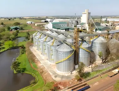 Planta de armazenagem de grãos com silos metálicos sobre bases de concreto da Industrias Trociuk
